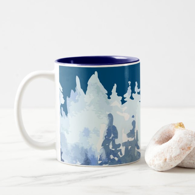 Winterwaldlandschaft Zweifarbige Tasse (Mit Donut)