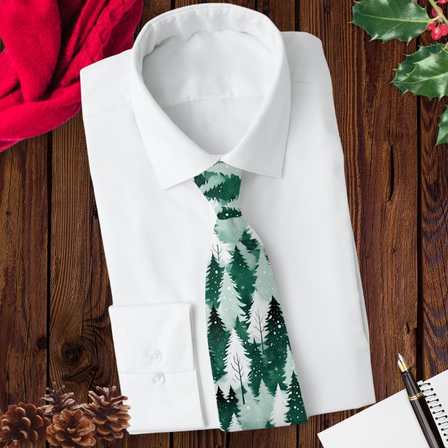 Winterwaldschneegäume Gemusterte Weihnachtsfeierta Krawatte (A men's green and white tie with pattern of a winter forest in snow. Ideal for the Christmas season.)