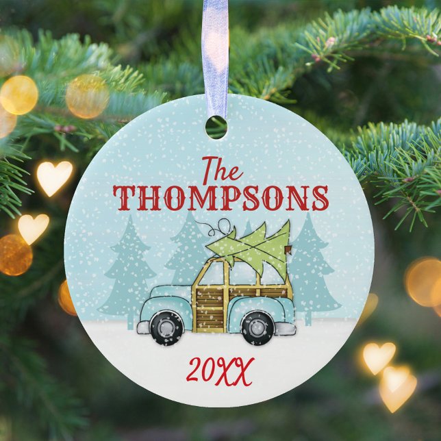 Winterweihnachtslandschneeflocke Personalisiert Keramik Ornament (Winter blue car with Christmas tree with falling snow simple circle ceramic ornament. )