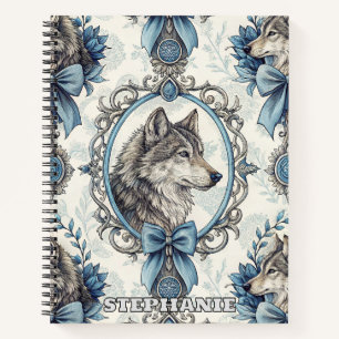 Winterwolf-Portrait in Verziertem Blau- und Graura Notizbuch
