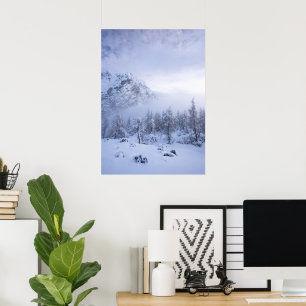Winterwunderland, Nebel, Fichtenwald und Berg Poster