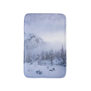 Winterwunderland, Nebel, Fichtenwald und Berge Badematte