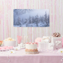 Winterwunderland, Nebel, Fichtenwald und Berge Banner