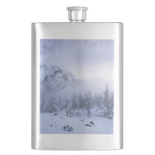 Winterwunderland, Nebel, Fichtenwald und Berge Flachmann