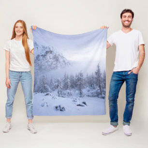 Winterwunderland, Nebel, Fichtenwald und Berge Fleecedecke