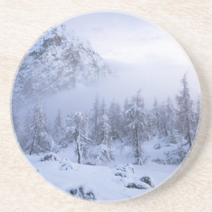 Winterwunderland, Nebel, Fichtenwald und Berge Getränkeuntersetzer