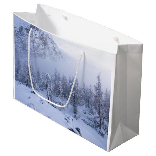Winterwunderland, Nebel, Fichtenwald und Berge Große Geschenktüte (Vorderseite Schrägansicht)