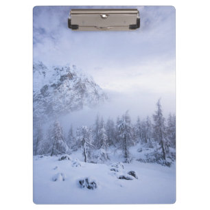Winterwunderland, Nebel, Fichtenwald und Berge Klemmbrett