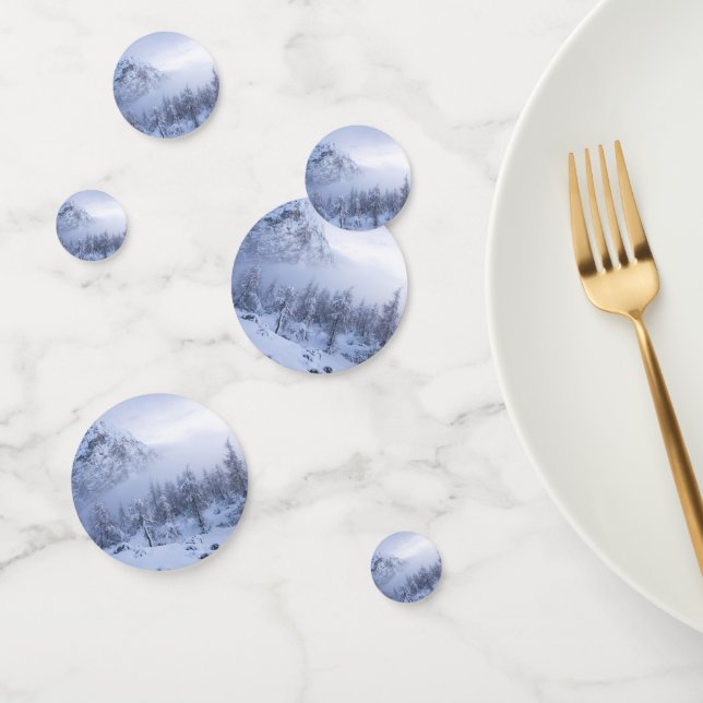 Winterwunderland, Nebel, Fichtenwald und Berge Konfetti (Gruppe)