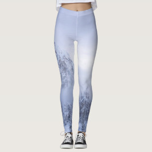 Winterwunderland, Nebel, Fichtenwald und Berge Leggings