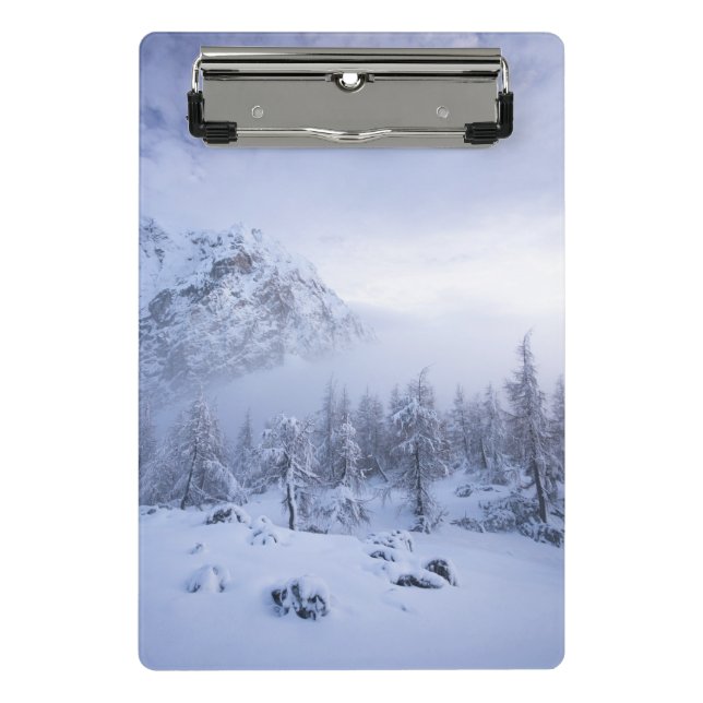 Winterwunderland, Nebel, Fichtenwald und Berge Mini Klemmbrett (Vorderseite)