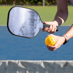 Winterwunderland, Nebel, Fichtenwald und Berge Pickleball Schläger