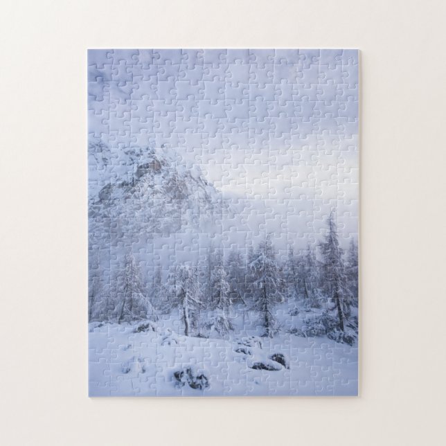 Winterwunderland, Nebel, Fichtenwald und Berge Puzzle (Vertikal)
