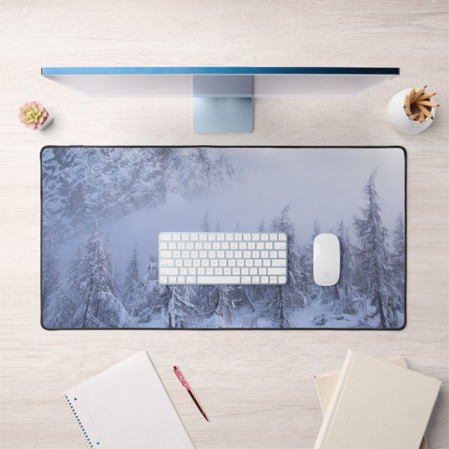 Winterwunderland, Nebel, Fichtenwald und Berge Schreibtischunterlage (Büro 1)