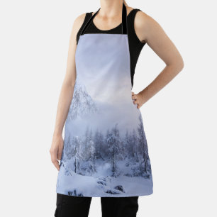 Winterwunderland, Nebel, Fichtenwald und Berge Schürze