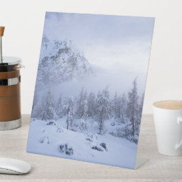 Winterwunderland, Nebel, Fichtenwald und Berge Sockelschild