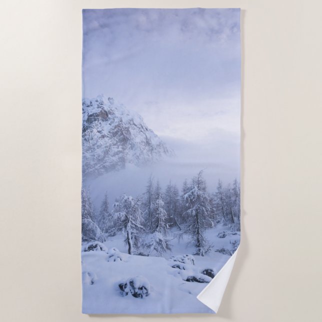 Winterwunderland, Nebel, Fichtenwald und Berge Strandtuch (Vorderseite)