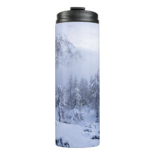 Winterwunderland, Nebel, Fichtenwald und Berge Thermosbecher