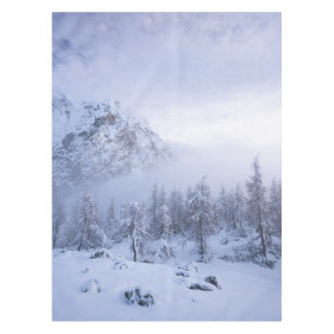 Winterwunderland, Nebel, Fichtenwald und Berge Tischdecke