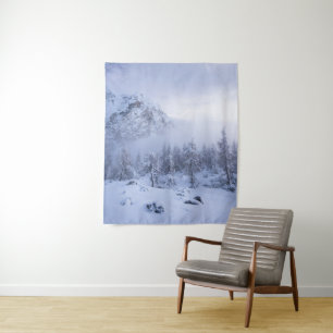 Winterwunderland, Nebel, Fichtenwald und Berge Wandteppich
