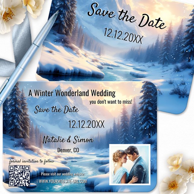 Winterwunderland Save the Date Ankündigung (Winter wonderland Save the Date card featuring a snow covered winter mountain landscape with a river)