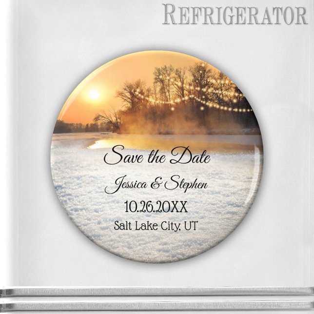 Winterzeichenleuchten speichern das Datumsfenster Magnet (Save the Date magnet featuring a winter wonderland at sunset with string lights and sparkling snow.)