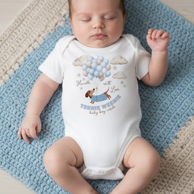 Winzig kleiner neugeborener Junge Baby Strampler (Teenie Weenie baby boy bodysuit. Dachshund and balloons design in blue and beige)