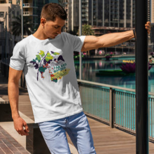 Winzige Mädchen sammeln Berries im Baum T-Shirt