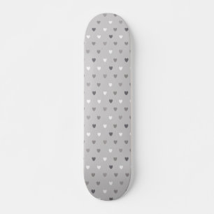 Winzige Polka-Herzen in Grautönen Skateboard