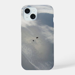 Winzige Satelliten umkreisen einen Teil der Erde. iPhone 15 Hülle
