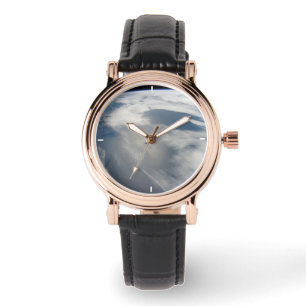 Winzige Satelliten umkreisen über einem Teil der E Armbanduhr