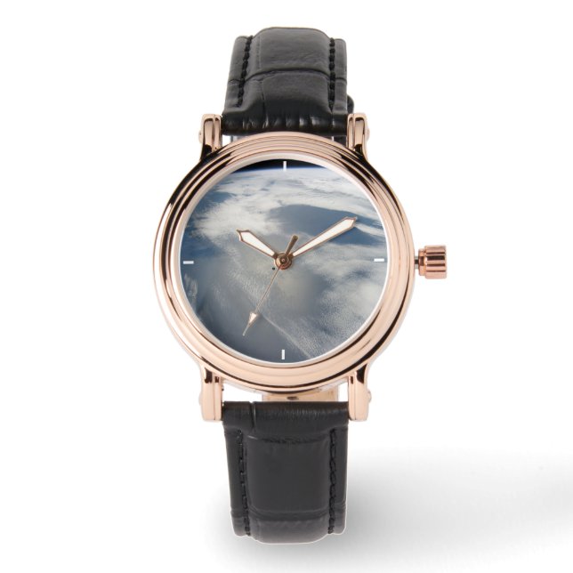 Winzige Satelliten umkreisen über einem Teil der E Armbanduhr (Vorderseite)