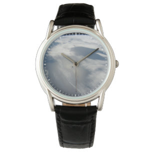 Winzige Satelliten umkreisen über einem Teil der E Armbanduhr