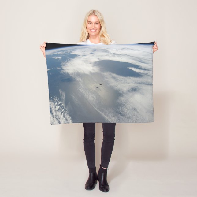 Winzige Satelliten umkreisen über einem Teil der E Fleecedecke (Beispiel)