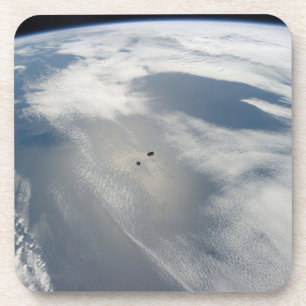 Winzige Satelliten umkreisen über einem Teil der E Getränkeuntersetzer