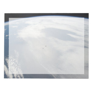 Winzige Satelliten umkreisen über einem Teil der E Notizblock