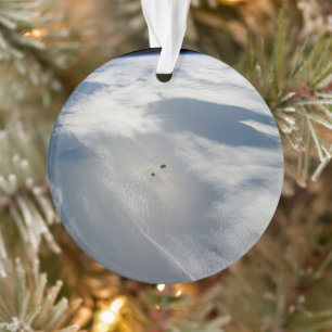 Winzige Satelliten umkreisen über einem Teil der E Ornament