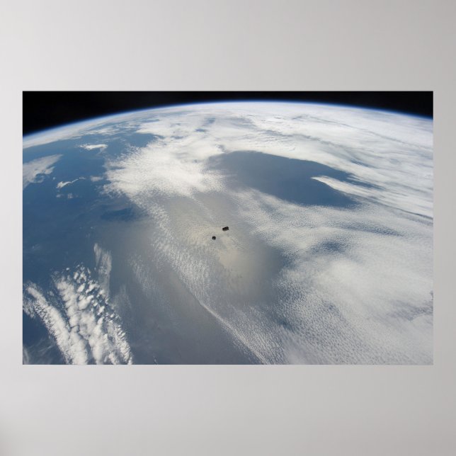 Winzige Satelliten umkreisen über einem Teil der E Poster (Vorne)