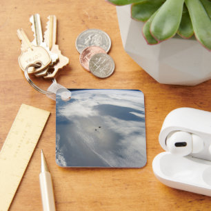 Winzige Satelliten umkreisen über einem Teil der E Schlüsselanhänger