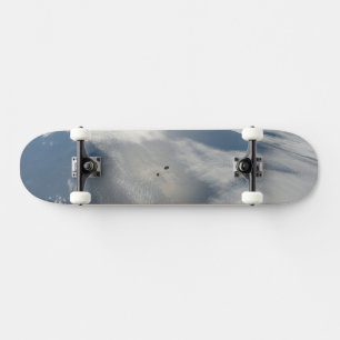 Winzige Satelliten umkreisen über einem Teil der E Skateboard