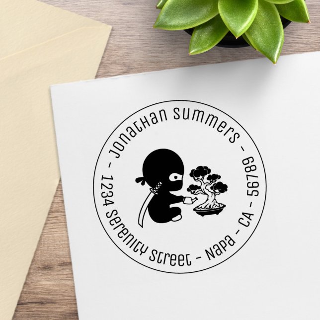 Winziger Ninja bewässert Bonsai-Baum runde Adresse Gummistempel (Von Creator hochgeladen)