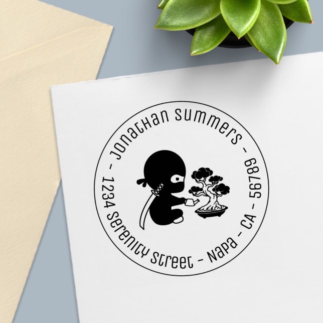 Winziger Ninja bewässert Bonsai-Baum runde Adresse Permastempel (Von Creator hochgeladen)