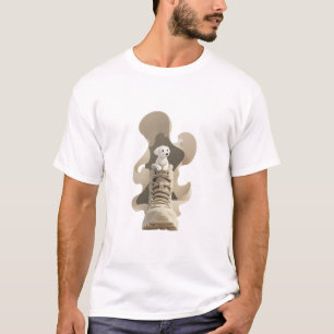 Winziger Wächter auf einem riesigen Schuh T-Shirt