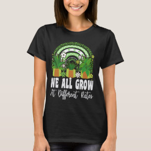Wir alle wachsen mit verschiedenen Tarifen Lehrer  T-Shirt