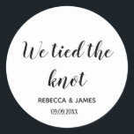Wir band die Knoten Hochzeit an Runder Aufkleber<br><div class="desc">Wir haben die Aufkleber für die Hochzeitsankündigung am Knoten befestigt</div>