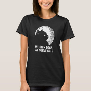 Wir besitzen Hunde, wir servieren Katzen Mama Spaß T-Shirt