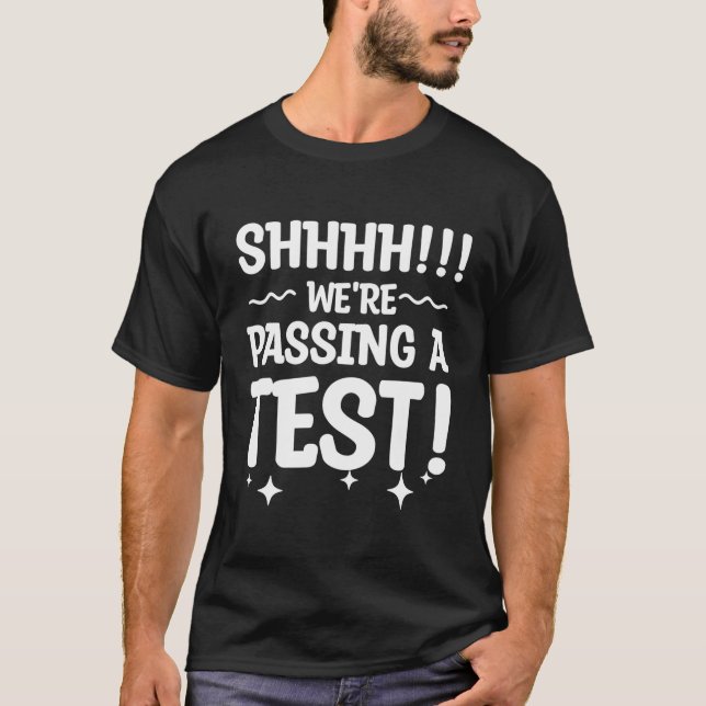 Wir bestehen gerade einen Testtag T-Shirt (Vorderseite)