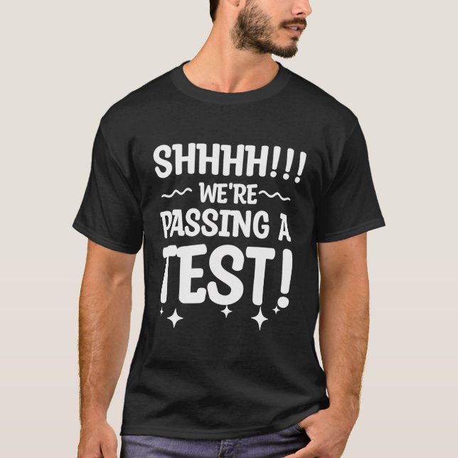 Wir bestehen gerade einen Testtag T-Shirt (Vorderseite)