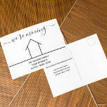Wir bewegen den Trendwechsel der Adresse neue Zuha Postkarte<br><div class="desc">Diese trendige,  bewegende Ankündigungskarte besticht durch moderne,  schicke Typografie. Diese minimalistischen Karten verfügen über eine einfache Linie,  in der ein Haus für eine Familie gezeichnet wird,  die auf eine neue Zuhause umgezogen ist. Senden Sie Ihre Adresswechsel an Freunde und Familie. Elegant und elegant.</div>