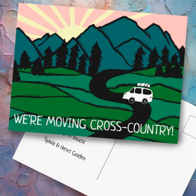 Wir bewegen Van Mountains Vanlife Sunrise Postkarte (Let people know you are moving with this cute van in the mountains custom postcard)